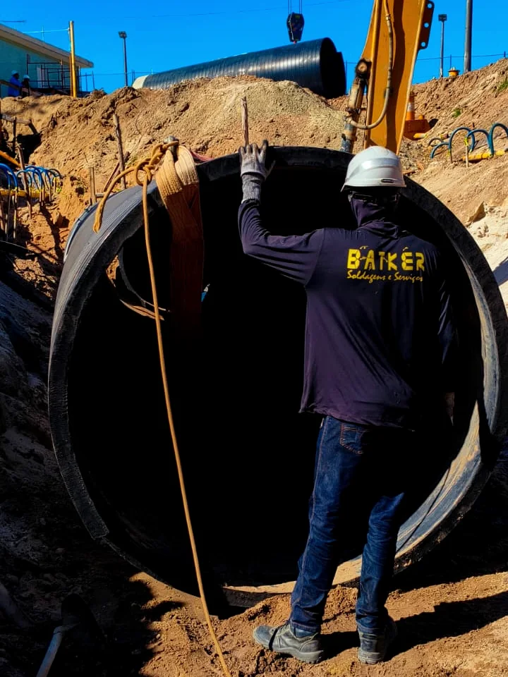 Obra de drenagem pluvial em PEAD em Vitória ES com equipe Batker e tubulação de grande diâmetro em vala