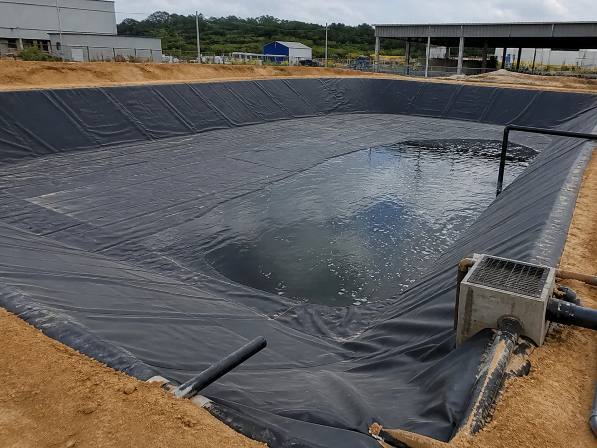 Bacia de contenção industrial impermeabilizada com geomembrana PEAD