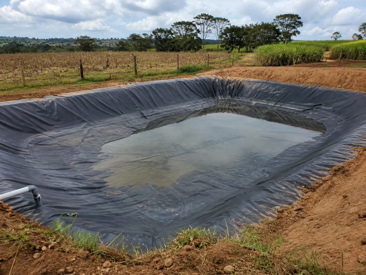 Reservatório rural impermeabilizado com geomembrana PEAD para água e irrigação